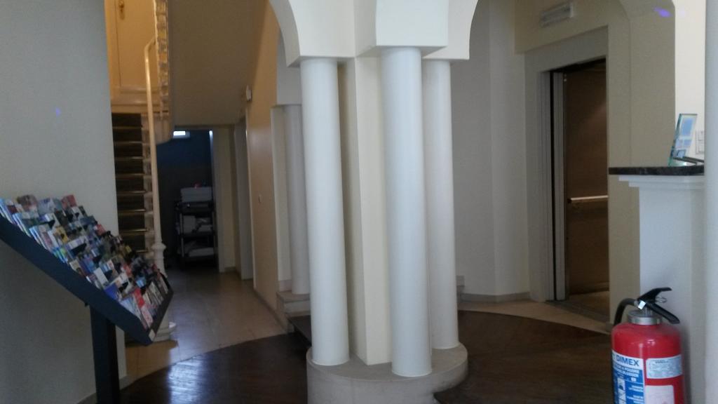 Hotel Queen Mary Brussel Bagian luar foto