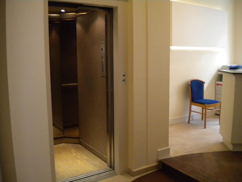 Hotel Queen Mary Brussel Bagian luar foto