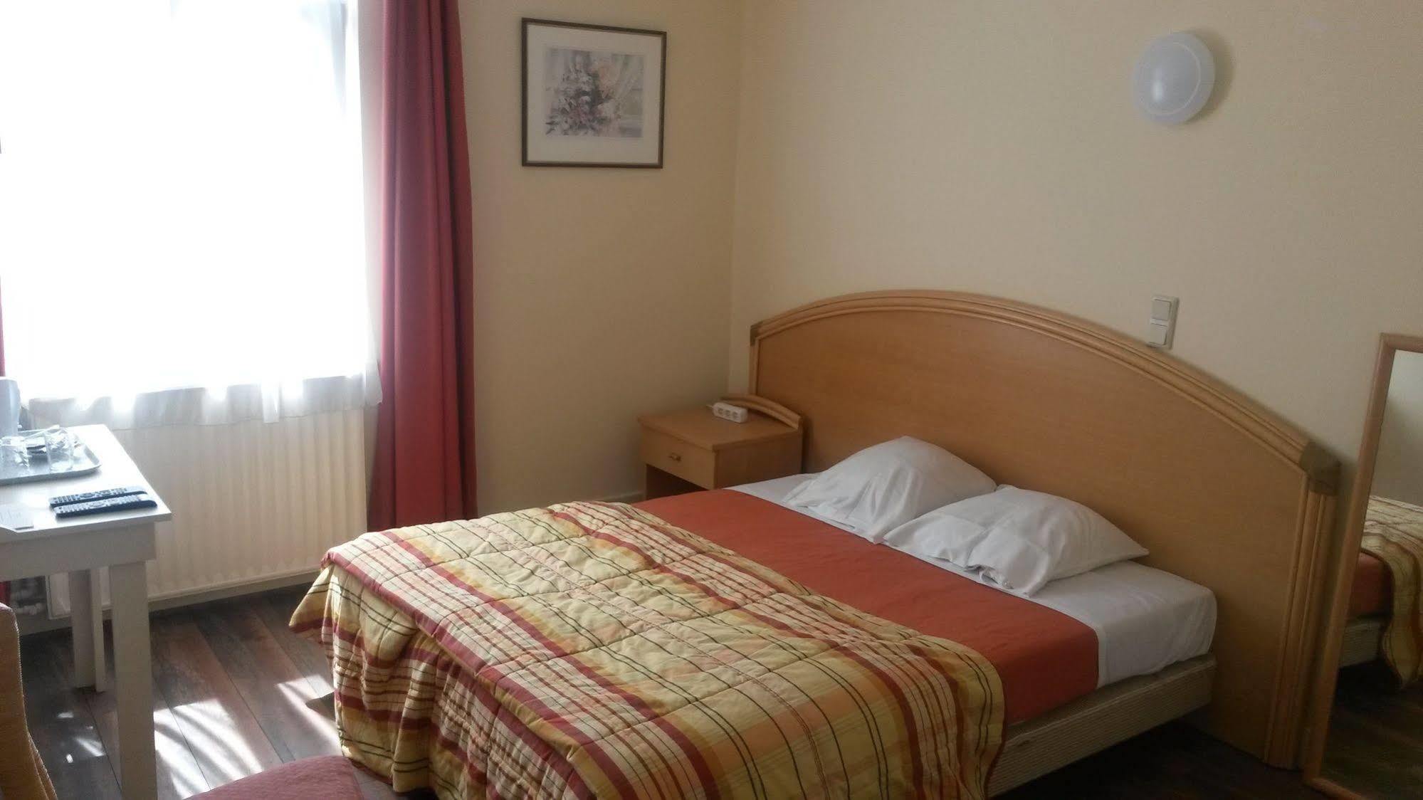 Hotel Queen Mary Brussel Bagian luar foto