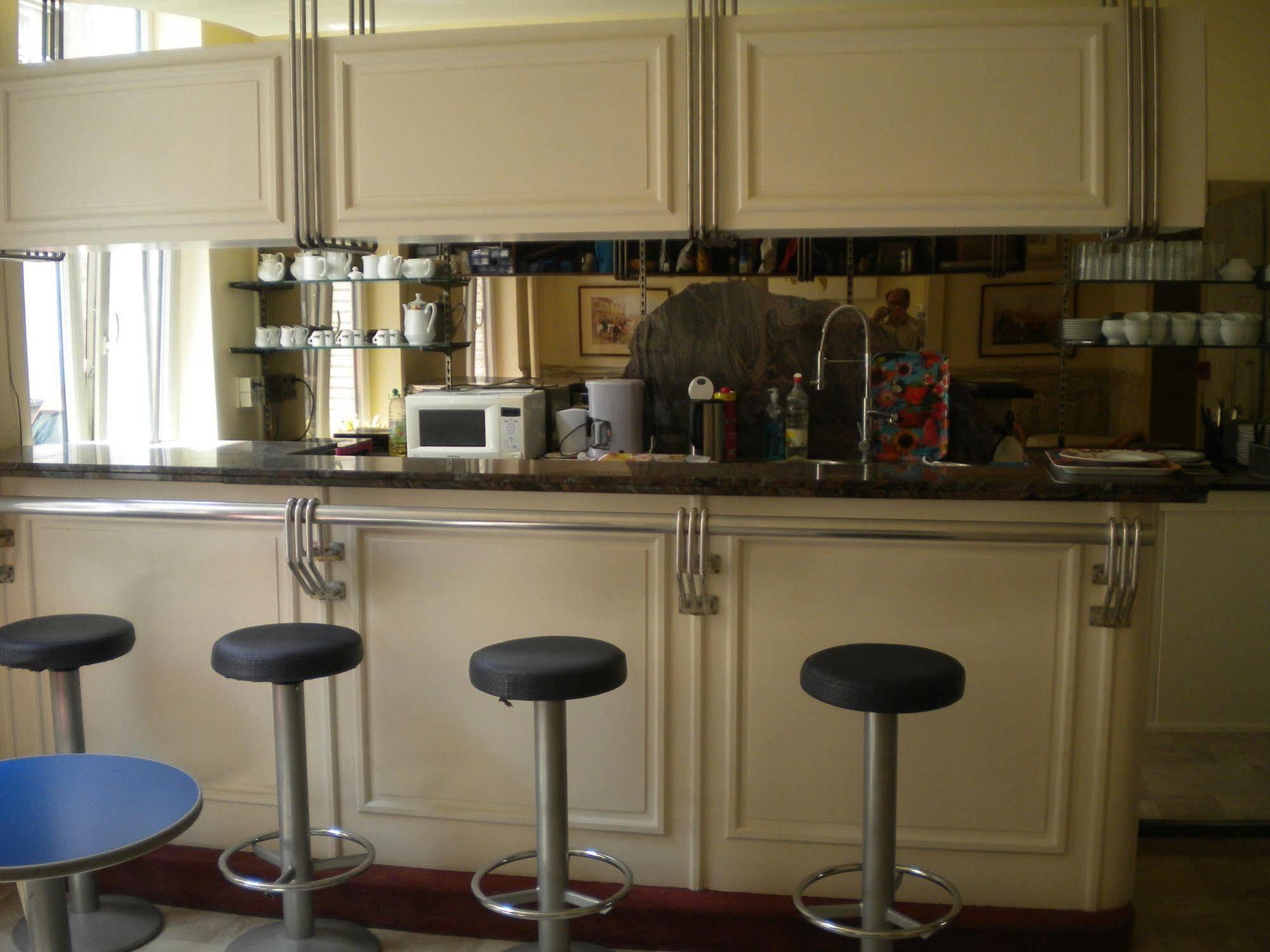 Hotel Queen Mary Brussel Bagian luar foto