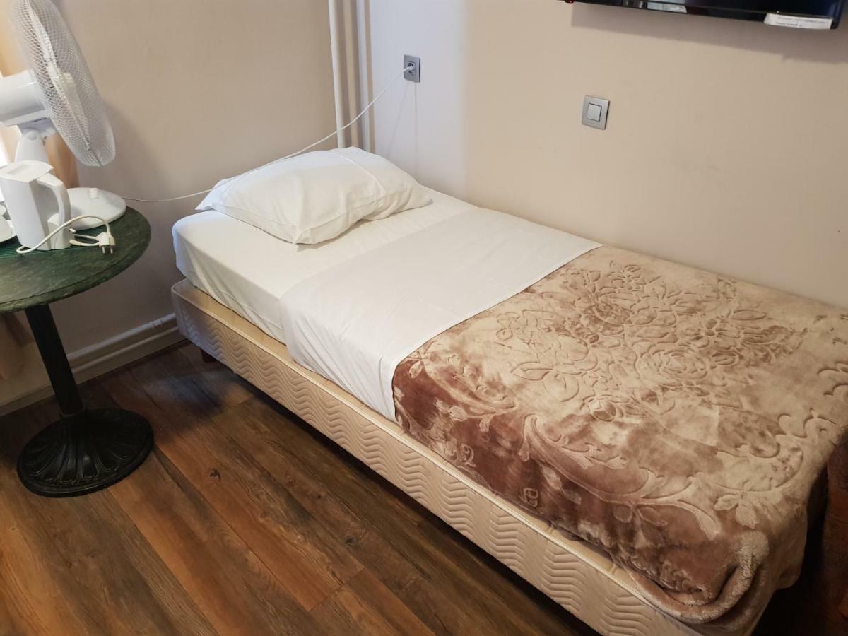 Hotel Queen Mary Brussel Bagian luar foto